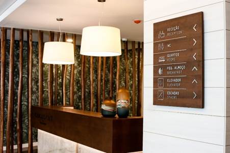 Uma imagem com interior, parede, mesa, chÃ£o

DescriÃ§Ã£o gerada automaticamente